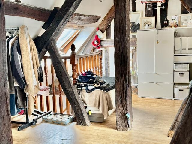 DELAITRE IMMOBILIER VOTRE AGENCE DE PROXIMITE LOCALE VOUS PROPOSE  ROUEN VIEUX MARCHE AU CALME   cet appartement au dernier étage duplex de charme d'une surface de 53 m2 en loi carrez  60 m2 au sol.  Bien organisé avec ce séjour de 25 m2 , une cuisine meublée ouverte très conviviale, une salle de bains avec rangement.  A l'étage un bel espace bureau ou chambre plus rangement  et chambre mansardée.  Son chauffage et sa production d'eau chaude tout électrique avec un classement D 236 / B reste économe et...