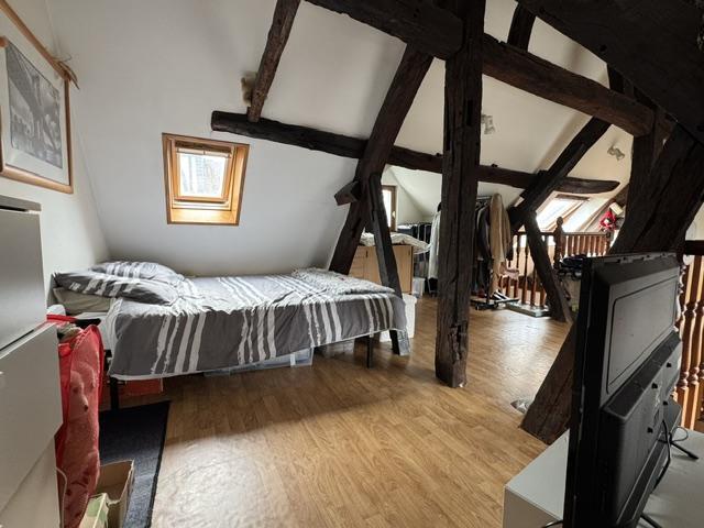 DELAITRE IMMOBILIER VOTRE AGENCE DE PROXIMITE LOCALE VOUS PROPOSE  ROUEN VIEUX MARCHE AU CALME   cet appartement au dernier étage duplex de charme d'une surface de 53 m2 en loi carrez  60 m2 au sol.  Bien organisé avec ce séjour de 25 m2 , une cuisine meublée ouverte très conviviale, une salle de bains avec rangement.  A l'étage un bel espace bureau ou chambre plus rangement  et chambre mansardée.  Son chauffage et sa production d'eau chaude tout électrique avec un classement D 236 / B reste économe et...