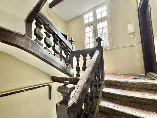 DELAITRE IMMOBILIER VOTRE AGENCE DE PROXIMITE LOCALE VOUS PROPOSE  ROUEN VIEUX MARCHE AU CALME   cet appartement au dernier étage duplex de charme d'une surface de 53 m2 en loi carrez  60 m2 au sol.  Bien organisé avec ce séjour de 25 m2 , une cuisine meublée ouverte très conviviale, une salle de bains avec rangement.  A l'étage un bel espace bureau ou chambre plus rangement  et chambre mansardée.  Son chauffage et sa production d'eau chaude tout électrique avec un classement D 236 / B reste économe et...