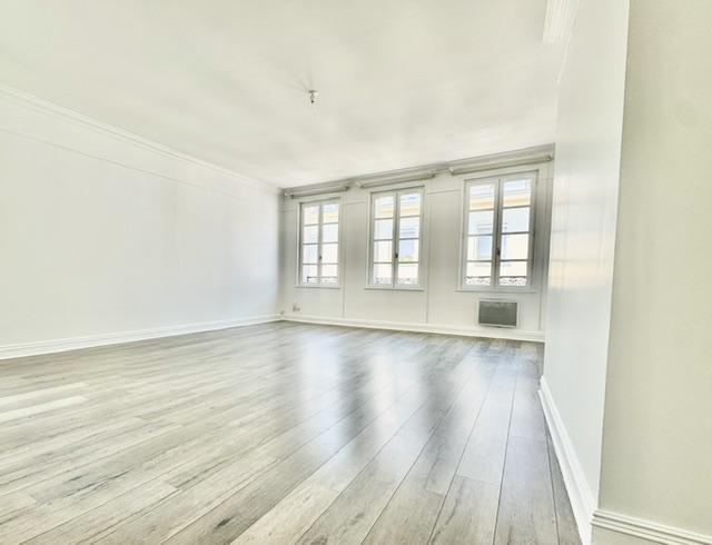 Votre agence de proximité locale vous propose   Rouen centre square  VERDREL  cet appartement duplex en bon état de 99 m2  loi carrez avec cave et possibilité de parking protégé.  Organisé en une entrée avec placard, dégagement , wc, cuisine grand séjour lumineux.  En duplex, palier, trois chambres dont une suite avec salle de bains, salle de douches.  classé en D 193 en tout électrique indépendant très économique  Au niveau de la copropriété : 6 lots principaux /charges annuelles 1300 €  Son  prix ...