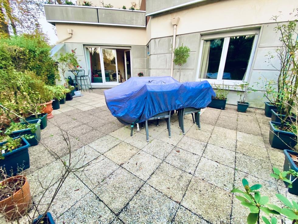 a vendre à mont Saint Aignan ,dans une résidence sécurisée et calme de très bon  standing, cet appartement de 81 m2 en bon état avec une grande terrasse, une cave et un double garage.