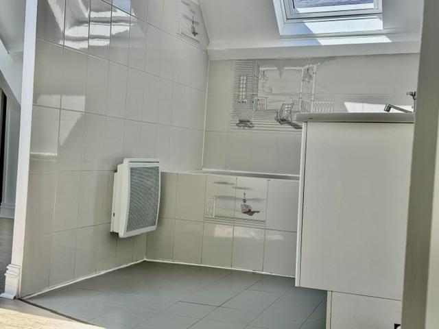 Votre agence de proximité locale vous propose   Rouen centre square  VERDREL  cet appartement duplex en bon état de 99 m2  loi carrez avec cave et possibilité de parking protégé.  Organisé en une entrée avec placard, dégagement , wc, cuisine grand séjour lumineux.  En duplex, palier, trois chambres dont une suite avec salle de bains, salle de douches.  classé en D 193 en tout électrique indépendant très économique  Au niveau de la copropriété : 6 lots principaux /charges annuelles 1300 €  Son  prix ...
