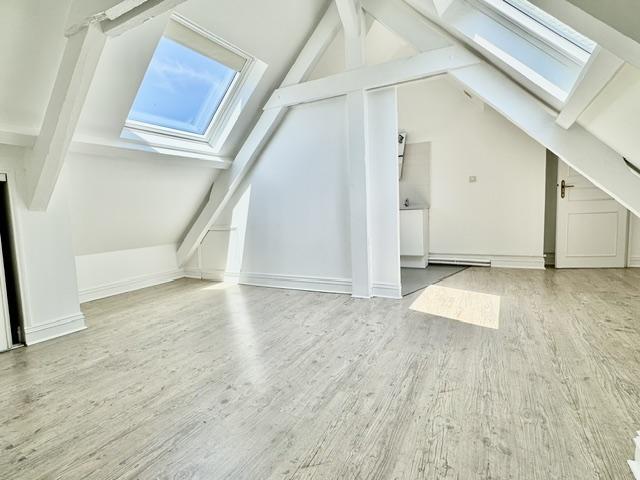 Votre agence de proximité locale vous propose   Rouen centre square  VERDREL  cet appartement duplex en bon état de 99 m2  loi carrez avec cave et possibilité de parking protégé.  Organisé en une entrée avec placard, dégagement , wc, cuisine grand séjour lumineux.  En duplex, palier, trois chambres dont une suite avec salle de bains, salle de douches.  classé en D 193 en tout électrique indépendant très économique  Au niveau de la copropriété : 6 lots principaux /charges annuelles 1300 €  Son  prix ...