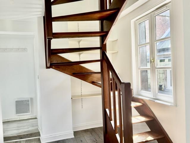 Votre agence de proximité locale vous propose   Rouen centre square  VERDREL  cet appartement duplex en bon état de 99 m2  loi carrez avec cave et possibilité de parking protégé.  Organisé en une entrée avec placard, dégagement , wc, cuisine grand séjour lumineux.  En duplex, palier, trois chambres dont une suite avec salle de bains, salle de douches.  classé en D 193 en tout électrique indépendant très économique  Au niveau de la copropriété : 6 lots principaux /charges annuelles 1300 €  Son  prix ...