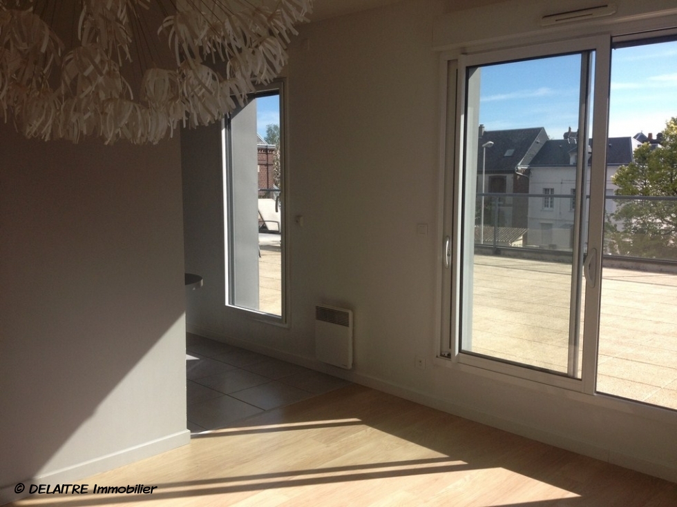 A vendre à mont saint aignan village résidentiel , cet  appartement terrasse situé au dernier étage de 72 m2 av ascenseur, cave et parking en s sol, offre : une entrée, une cuisine équipée, un séjour donnant sur terrasse, deux chambres av dressing, une salle de bains,un wc. Sa vue est dégagée et exposée plein soleil.