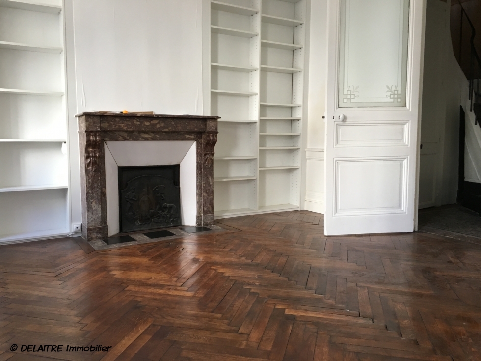  a vendre à Rouen gare , cette Maison  ancienne de  charme  en  bon état. Elle offre , une Entrée, une buanderie avec wc.  au 1 étage: un séjour salon, une  cuisine équipée,une  chaufferie au gaz. Au 2 étage: une  grande chambre, un palier, une salle de bains avec douche, un dressing. Au 3 etage : une  grande chambre av douche et une petite chambre. elle très lumineuse et  calme.