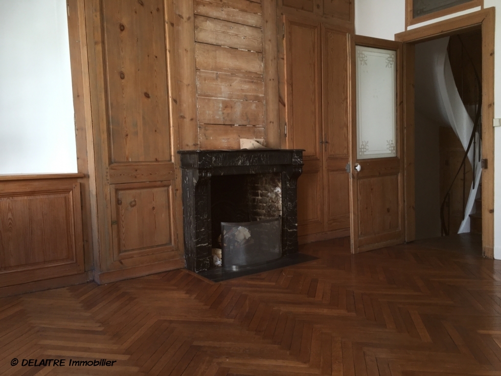  a vendre à Rouen gare , cette Maison  ancienne de  charme  en  bon état. Elle offre , une Entrée, une buanderie avec wc.  au 1 étage: un séjour salon, une  cuisine équipée,une  chaufferie au gaz. Au 2 étage: une  grande chambre, un palier, une salle de bains avec douche, un dressing. Au 3 etage : une  grande chambre av douche et une petite chambre. elle très lumineuse et  calme.