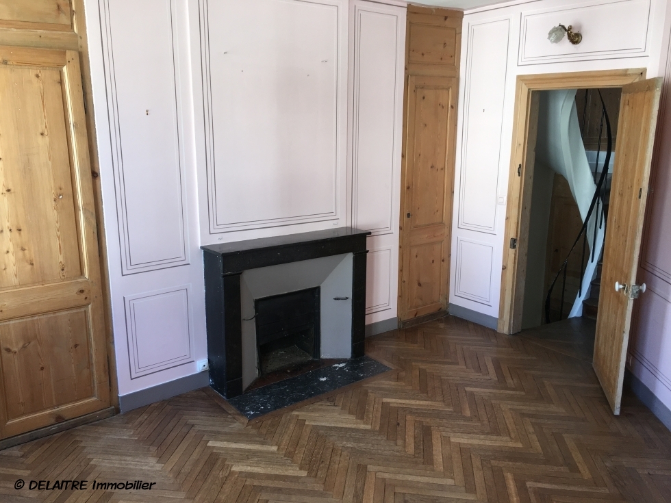  a vendre à Rouen gare , cette Maison  ancienne de  charme  en  bon état. Elle offre , une Entrée, une buanderie avec wc.  au 1 étage: un séjour salon, une  cuisine équipée,une  chaufferie au gaz. Au 2 étage: une  grande chambre, un palier, une salle de bains avec douche, un dressing. Au 3 etage : une  grande chambre av douche et une petite chambre. elle très lumineuse et  calme.