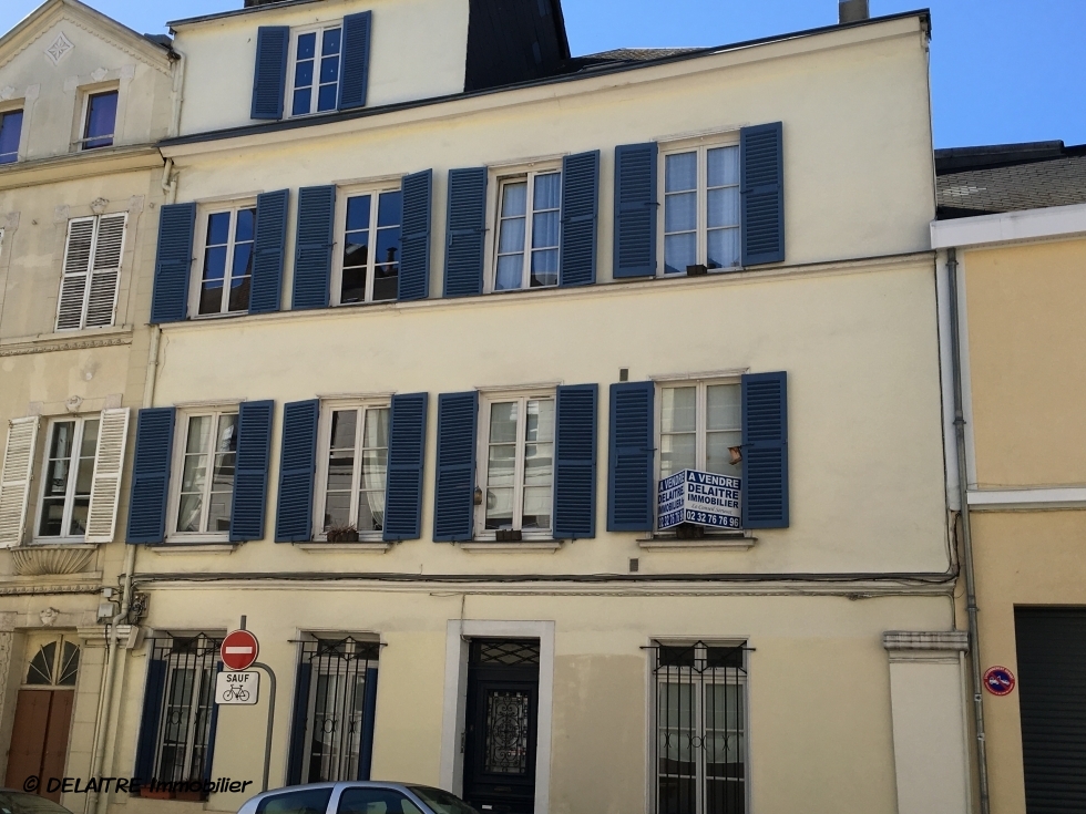  a vendre à Rouen gare , cette Maison  ancienne de  charme  en  bon état. Elle offre , une Entrée, une buanderie avec wc.  au 1 étage: un séjour salon, une  cuisine équipée,une  chaufferie au gaz. Au 2 étage: une  grande chambre, un palier, une salle de bains avec douche, un dressing. Au 3 etage : une  grande chambre av douche et une petite chambre. elle très lumineuse et  calme.