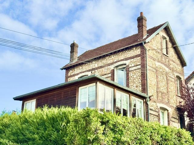 Votre agence de proximité locale DELAITRE IMMOBILIER vous propose ,  Cette maison de charme de 180 m2 HAB indépendante, avec jardin / terrasse  et garage .  Au calme et  plein sud ouest vous serez à deux pas du centre ville Rouen / Mont Saint Aignan cette maison de famille organisée :  Au rez de chaussée en  trois grandes pièces de réception, cuisine avec coin repas équipée et aménagée, dégagement, wc, salle de douches.  3 chambres avec sanitaires louées 900€ / mois   En étages :  4 chambres , deux...