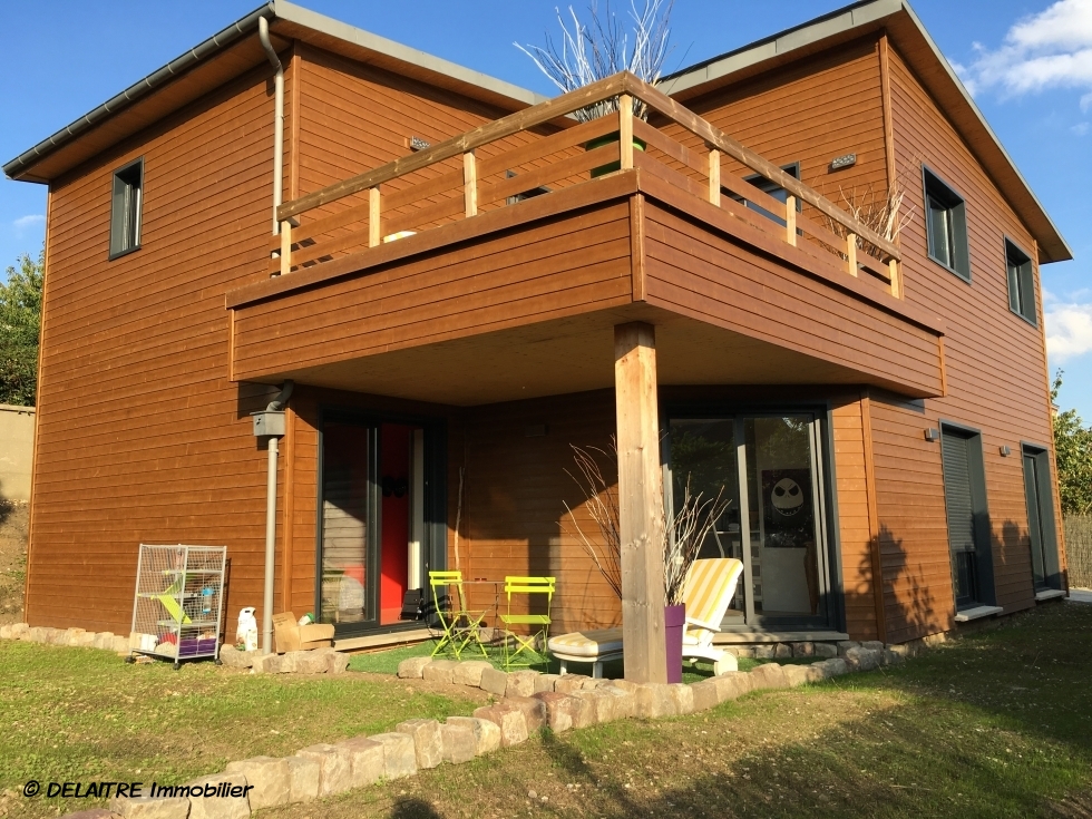 à vendre à Rouen C H U , cette Originale maison indépendante avec vue dégagée,jardin et stationnements trois véhicules . elle propose en Rez de jardin:  Une entrée, quatre chambres , un bureau, une lingerie, deux  salle de bains av wc .