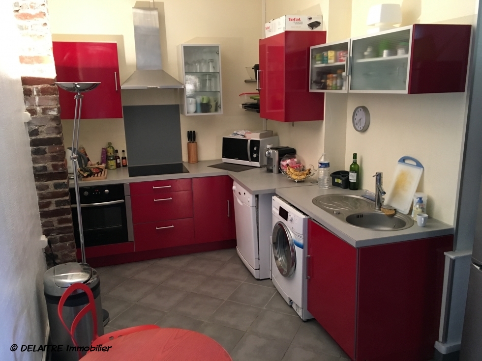 à vendre  ROUEN GARE  RIVE DOITE , DANS ce BEL IMMEUBLE EN PIERRE, cet Appartementen duplex de 84 m2 avec parking offre une entrée,un  séjour, une cuisine équipée, deux  chambres, un bureau, une  salle de douches,un  wc, des placards.