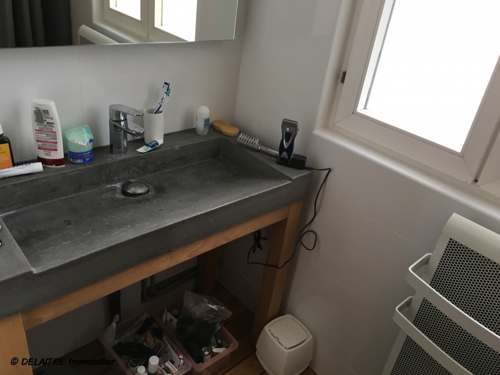 à vendre  ROUEN GARE  RIVE DOITE , DANS ce BEL IMMEUBLE EN PIERRE, cet Appartementen duplex de 84 m2 avec parking offre une entrée,un  séjour, une cuisine équipée, deux  chambres, un bureau, une  salle de douches,un  wc, des placards.