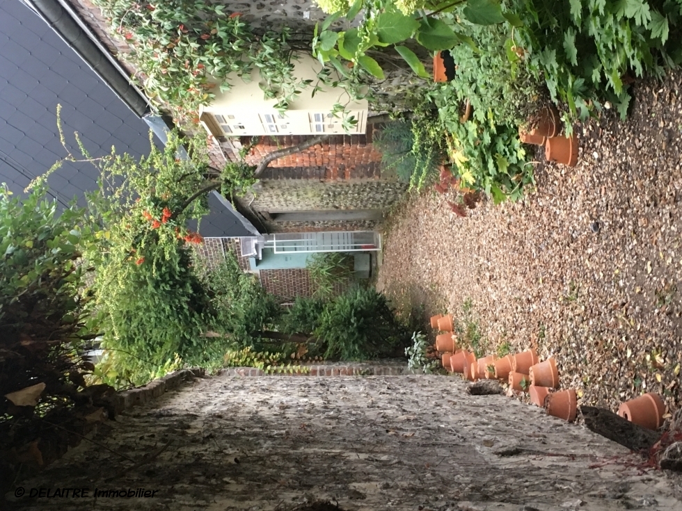 à vendre à  rouen rive droite gare , dans un site privilégié , cette maison de 37 m2 indépendante avec jardin propose   une entrée, un  séjour, un cuisine ouverte  avec deux  chambres, une salle de bains.  des travaux sont à prévoir.  les Charges annuelles sont de  496 €uros par an et son  PRIX  est de 66000 €uros  FAI TTC.