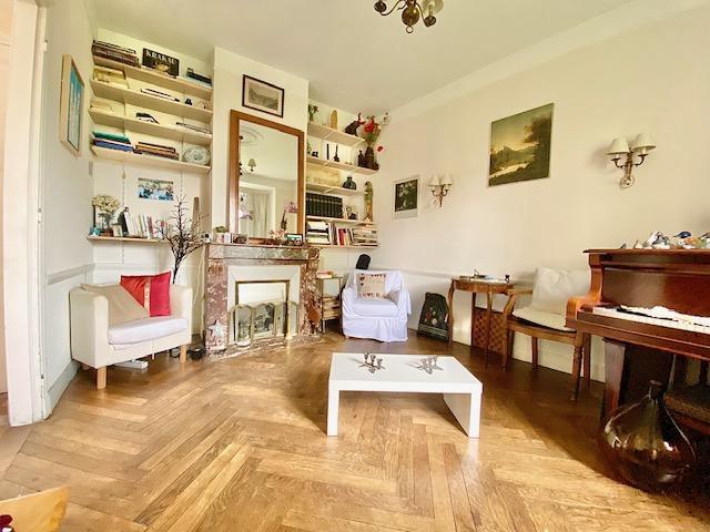 cette maison ancienne dans son écrin de verdure au calme et ensoleillée au coeur du quartier jouvenet sur plus de 200 m2 de terrain clos de murs.