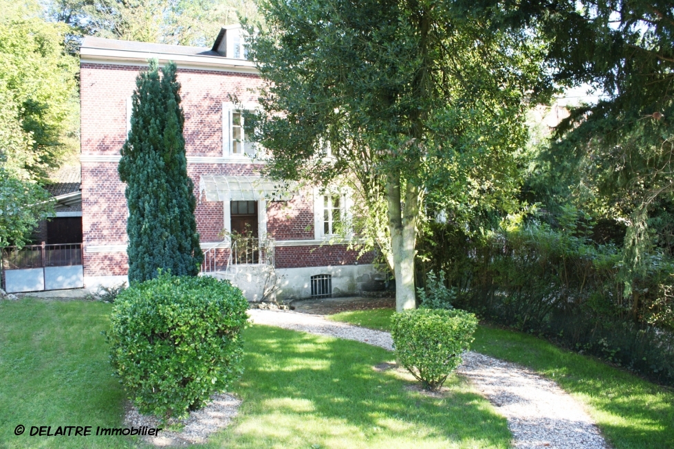 à vendre à MONT SAINT AIGNAN ST ANDRE, cette Maison ancienne d'environ 130 m2  sur cave et 400 m2 de terrain  avec parkings. elle propose une Entrée, un séjour , un salon ,une  cuisine, quatre  chambres , deux salles de bains . elle est à vendre au prix de 295000€uros.