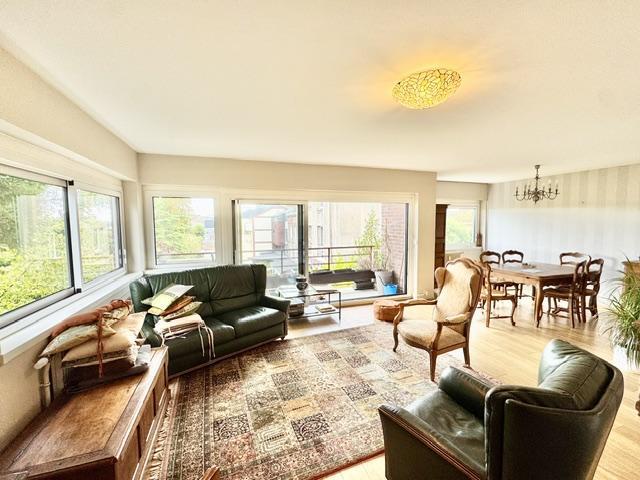 Situé au premier étage avec ascenseur vous accédez à une entrée, un grand séjour suspendu au dessus de jardin avec une jolie vue dégagée plein sud et calme .  il propose également une cuisine équipée et aménagée, 2  chambres avec salle de douches chacune .  La copropriété est constituée de 20 lots principaux et les charges mensuelles sont de 290€ chauffage et eau chaude inclus  Son prix  299000 € agence inclus à la charge du  vendeur   Les informations sur les risques auxquels ce bien est exposé sont...
