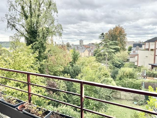Situé au premier étage avec ascenseur vous accédez à une entrée, un grand séjour suspendu au dessus de jardin avec une jolie vue dégagée plein sud et calme .  il propose également une cuisine équipée et aménagée, 2  chambres avec salle de douches chacune .  La copropriété est constituée de 20 lots principaux et les charges mensuelles sont de 290€ chauffage et eau chaude inclus  Son prix  299000 € agence inclus à la charge du  vendeur   Les informations sur les risques auxquels ce bien est exposé sont...
