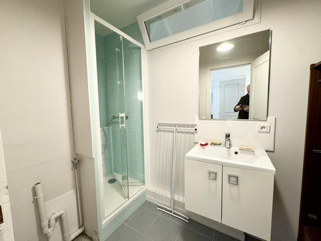 Situé au premier étage avec ascenseur vous accédez à une entrée, un grand séjour suspendu au dessus de jardin avec une jolie vue dégagée plein sud et calme .  il propose également une cuisine équipée et aménagée, 2  chambres avec salle de douches chacune .  La copropriété est constituée de 20 lots principaux et les charges mensuelles sont de 290€ chauffage et eau chaude inclus  Son prix  299000 € agence inclus à la charge du  vendeur   Les informations sur les risques auxquels ce bien est exposé sont...