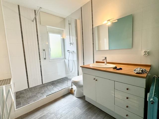 Situé au premier étage avec ascenseur vous accédez à une entrée, un grand séjour suspendu au dessus de jardin avec une jolie vue dégagée plein sud et calme .  il propose également une cuisine équipée et aménagée, 2  chambres avec salle de douches chacune .  La copropriété est constituée de 20 lots principaux et les charges mensuelles sont de 290€ chauffage et eau chaude inclus  Son prix  299000 € agence inclus à la charge du  vendeur   Les informations sur les risques auxquels ce bien est exposé sont...