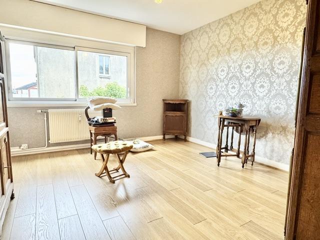 Situé au premier étage avec ascenseur vous accédez à une entrée, un grand séjour suspendu au dessus de jardin avec une jolie vue dégagée plein sud et calme .  il propose également une cuisine équipée et aménagée, 2  chambres avec salle de douches chacune .  La copropriété est constituée de 20 lots principaux et les charges mensuelles sont de 290€ chauffage et eau chaude inclus  Son prix  299000 € agence inclus à la charge du  vendeur   Les informations sur les risques auxquels ce bien est exposé sont...