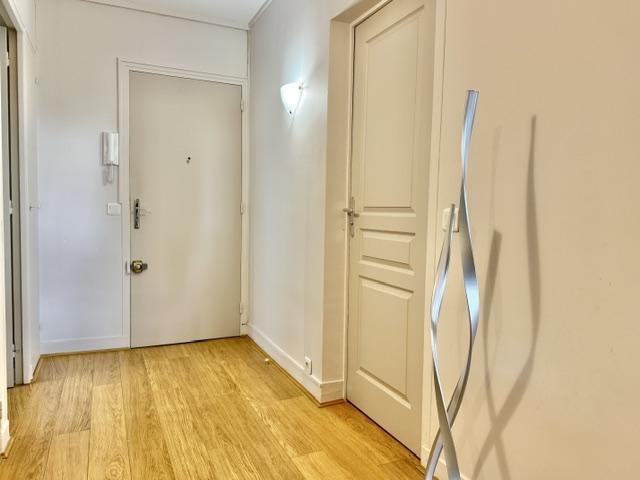 Situé au premier étage avec ascenseur vous accédez à une entrée, un grand séjour suspendu au dessus de jardin avec une jolie vue dégagée plein sud et calme .  il propose également une cuisine équipée et aménagée, 2  chambres avec salle de douches chacune .  La copropriété est constituée de 20 lots principaux et les charges mensuelles sont de 290€ chauffage et eau chaude inclus  Son prix  299000 € agence inclus à la charge du  vendeur   Les informations sur les risques auxquels ce bien est exposé sont...