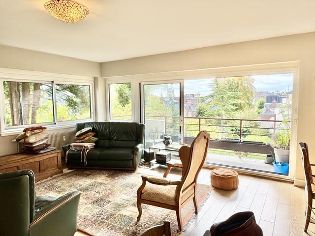 Situé au premier étage avec ascenseur vous accédez à une entrée, un grand séjour suspendu au dessus de jardin avec une jolie vue dégagée plein sud et calme .  il propose également une cuisine équipée et aménagée, 2  chambres avec salle de douches chacune .  La copropriété est constituée de 20 lots principaux et les charges mensuelles sont de 290€ chauffage et eau chaude inclus  Son prix  299000 € agence inclus à la charge du  vendeur   Les informations sur les risques auxquels ce bien est exposé sont...