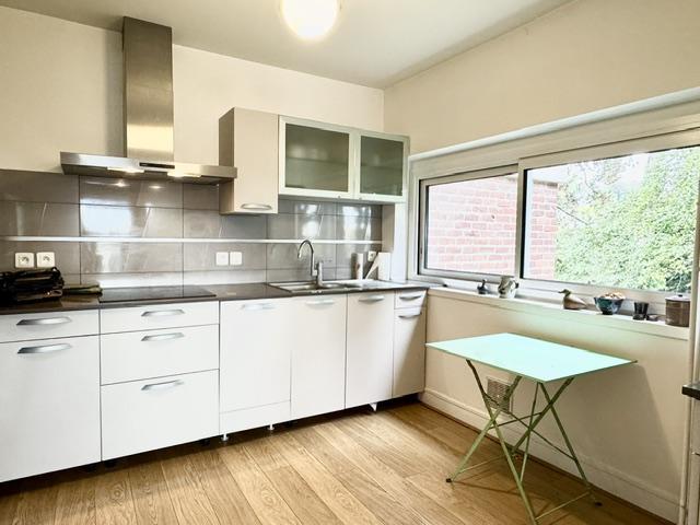 Situé au premier étage avec ascenseur vous accédez à une entrée, un grand séjour suspendu au dessus de jardin avec une jolie vue dégagée plein sud et calme .  il propose également une cuisine équipée et aménagée, 2  chambres avec salle de douches chacune .  La copropriété est constituée de 20 lots principaux et les charges mensuelles sont de 290€ chauffage et eau chaude inclus  Son prix  299000 € agence inclus à la charge du  vendeur   Les informations sur les risques auxquels ce bien est exposé sont...