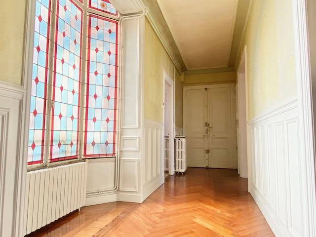 A vendre Rouen rive droite gare SNCF  Ce grand appartement de 126 m2 fin 19ème parquets, moulures cheminées avec ascenseur , garage , parking et cave,