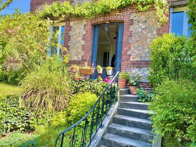 A vendre quartier saint Gervais  prox gare de Rouen rive droite,  cette maison ancienne indépendante plein sud, au calme avec jardin , cave et garage une voiture.