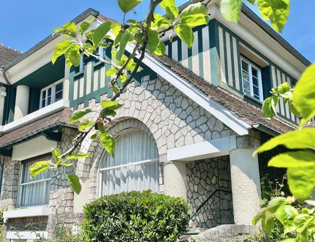  Bois Guillaume prox gare de ROUEN,  à vendre cette maison de charme  période Art Déco fonctionnelle (1930) et bien exposée avec garage  une voiture et parkings 3 voitures protégés.