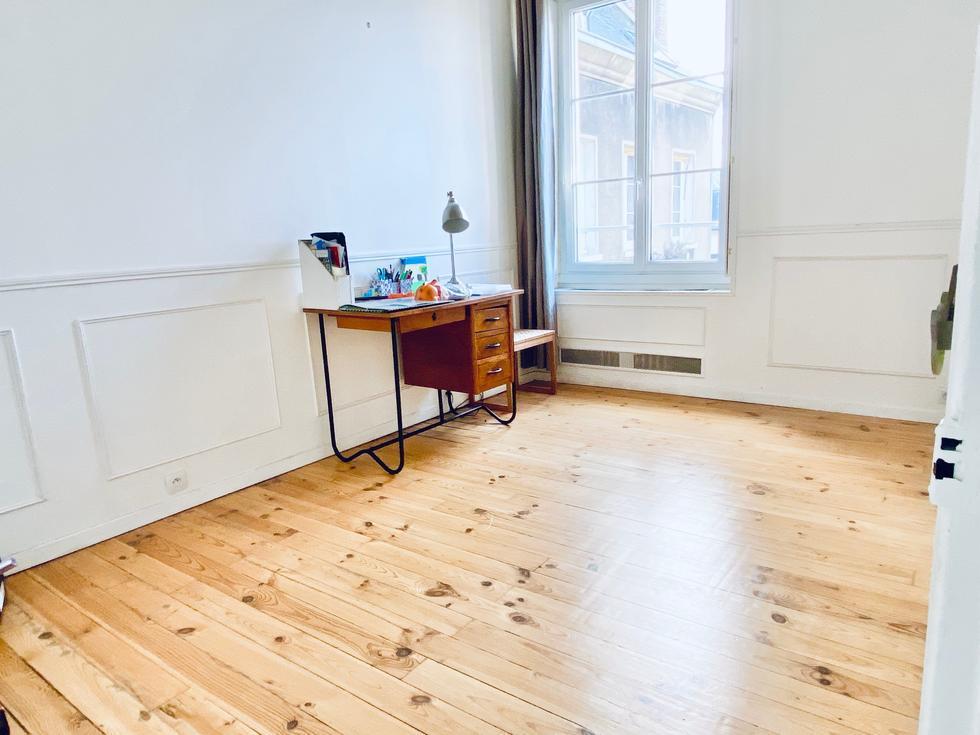 A vendre à acheter dans  immeuble bien tenu, cet appartement ancien et traversant en hyper centre de Rouen  avec parquets, moulures, cheminée pour  112 m2 avec deux caves et parking fermé.