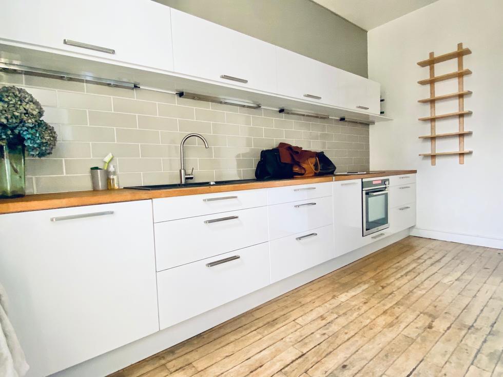 A vendre à acheter dans  immeuble bien tenu, cet appartement ancien et traversant en hyper centre de Rouen  avec parquets, moulures, cheminée pour  112 m2 avec deux caves et parking fermé.