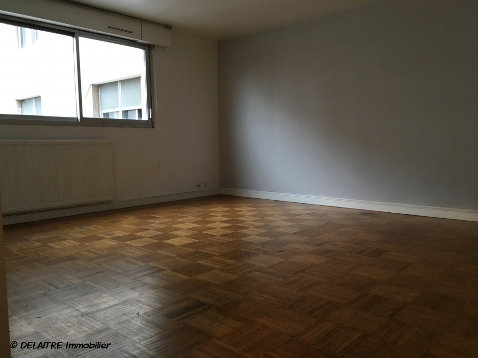 A vendre à rouen rive droite dans une  residence de bon standing, cet appartement F2  de 46 m2  avec ascenseur  offre une grande pièce principale, une cuisine meublée, une chambre, une salle de bains avec wc.  les Charges sont de 1548€ par  an tout inclus.   son Prix est de  92000 € FAI TTC. 