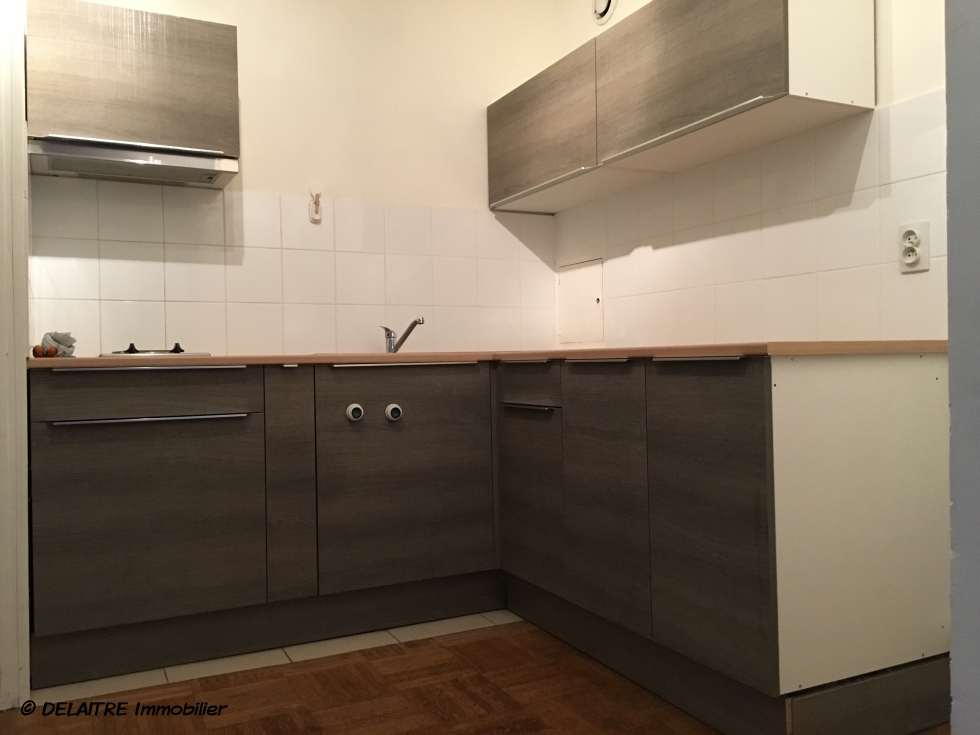 A vendre à rouen rive droite dans une  residence de bon standing, cet appartement F2  de 46 m2  avec ascenseur  offre une grande pièce principale, une cuisine meublée, une chambre, une salle de bains avec wc.  les Charges sont de 1548€ par  an tout inclus.   son Prix est de  92000 € FAI TTC. 