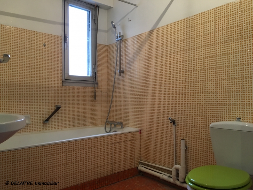 A vendre à rouen rive droite dans une  residence de bon standing, cet appartement F2  de 46 m2  avec ascenseur  offre une grande pièce principale, une cuisine meublée, une chambre, une salle de bains avec wc.  les Charges sont de 1548€ par  an tout inclus.   son Prix est de  92000 € FAI TTC. 