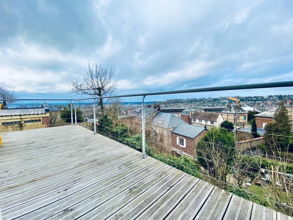 A proximité de la gare de Rouen , Achat / vente  à Bois guillaume, cette  maison contemporaine  de 250 m2 habitable avec jardin, terrasse, garage , vue panoramique sud