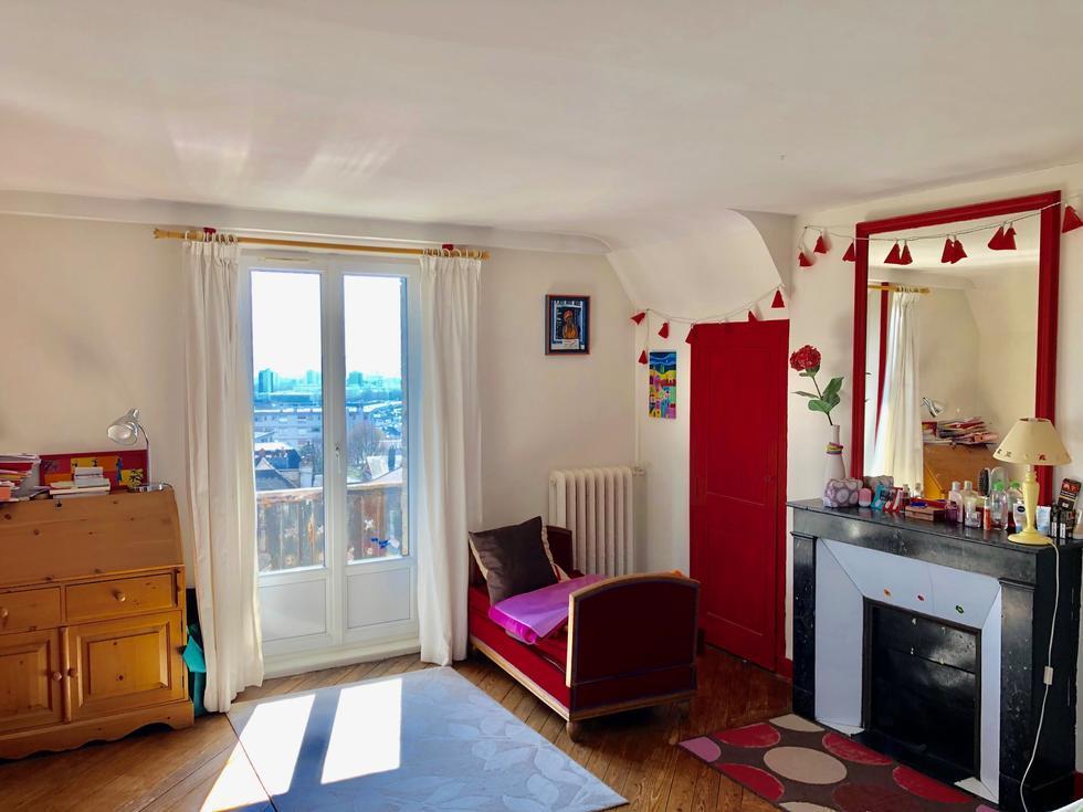 A vendre à Mont Saint Aignan , cette propriété ancienne  de 240 m2  propose un  grand jardin , un garage, un parking et une  jolie vue .