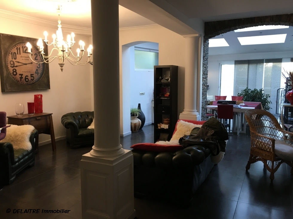 a vendre à Rouen rive droite saint gervais, cette maison ancienne renovée dans un style contemporain avec jardin, offre au Rez de jardin un grand salon avec espace réception et un bar donnant sur jardin.  Au Rez de chaussée ,une entée,une  cuisine équipée de qualité, un  grand séjour salon donnant sur une  terrasse.  au  premier  étage, un palier, deux chambres dont une donnant sur terrasse, une salle de bains,un wc.