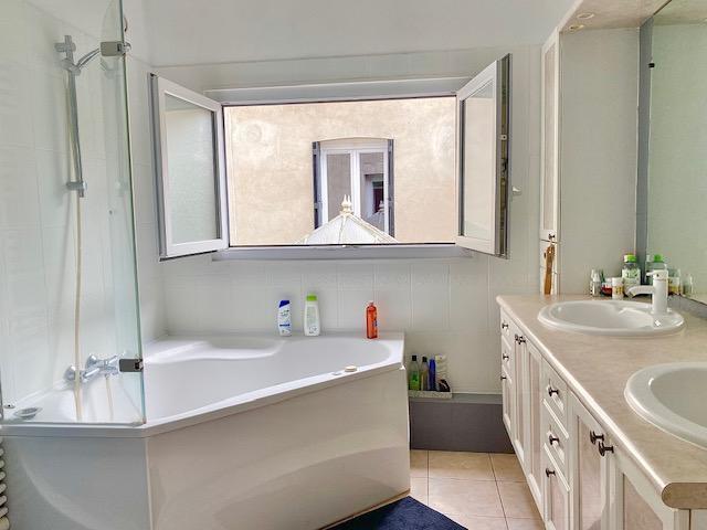Original appartement duplex ,esprit contemporain, de 160 m2  habitable avec  2 parkings  et cave