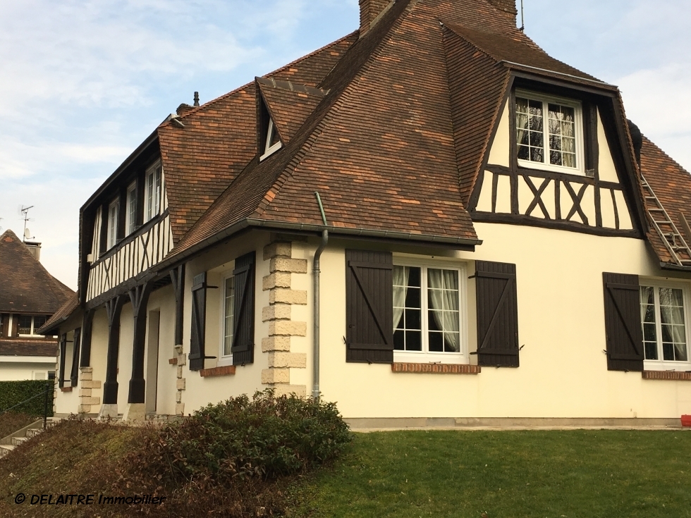 a vendre à bois guillaume   cette maison  indépendante sur s sol complet avec garage et jardin 1000 m2, offre   une entrée en mezzanine, une cuisine équipée et aménagée, un séjour salon avec cheminée, trois  chambres , un  bureau, une  salle de bains.