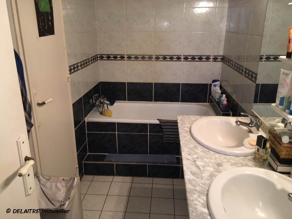 A vendre à Rouen rive droite CHU , cet appartement F3 de 59 m2 avec vue degagée, cave et parking couvert offre  une entrée, un  séjour, une cusine équipée, deux chambres, une salle de bains,un wc, du dégagement, des rangements.  il est exposé plein sud  et reste au calme. 