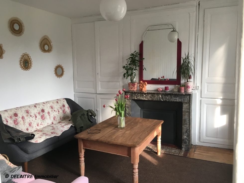 En exclusivité à vendre à  rouen jouvenet  cette maison de ville d'environ 103 m2 hab avec dépendance de 20m2 et son jardin clos de murs offre  une entrée,un séjour avec cheminée,une cuisine ,une  salle de bains avec wc.   au premier etage  vous trouverez  deux  chambres, palier et au deuxième etage deux 2 chambres palier et  wc.  les parquets, moulures, et  cheminées sont prestées,elle est exposée plein sud et  calme.  Son prix  est de 329000 €uros FAI TTC.