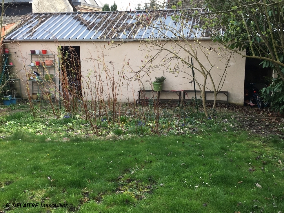 En exclusivité à vendre à  rouen jouvenet  cette maison de ville d'environ 103 m2 hab avec dépendance de 20m2 et son jardin clos de murs offre  une entrée,un séjour avec cheminée,une cuisine ,une  salle de bains avec wc.   au premier etage  vous trouverez  deux  chambres, palier et au deuxième etage deux 2 chambres palier et  wc.  les parquets, moulures, et  cheminées sont prestées,elle est exposée plein sud et  calme.  Son prix  est de 329000 €uros FAI TTC.