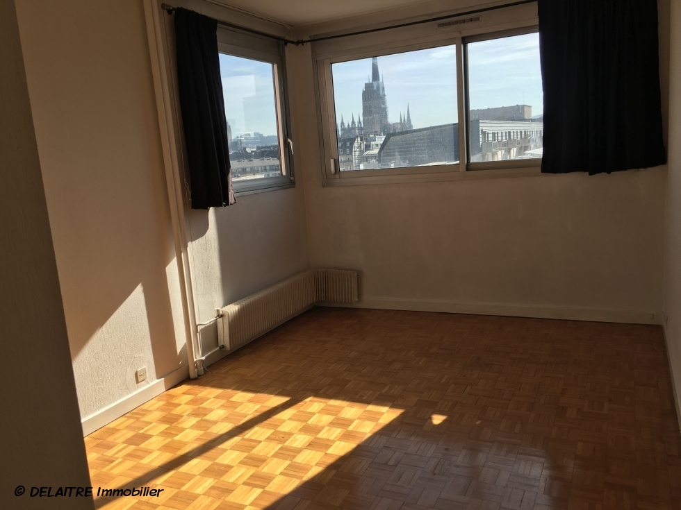 a vendre à rouen centre rive droite cet appartement F2  56 m2 avec ascenseur et une vue cathédrale, offre une entrée, une cuisine équipée,des  rangements,un  grand séjour, une salle de bains avec wc.   il y a 863 lots de copropriété et les charges annuelles tout compris sont élevée à 3192 €uros.  Son prix  est de 89000€uros FAI TTC.