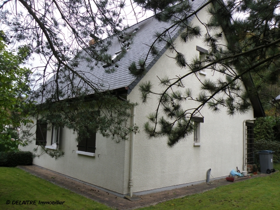 l'agence immobilière de bois guillaume propose à vendre Maison contemporaine avec un  grand jardin, un sous-sol et elle  comprend : une Entrée, une  cuisine , un grand séjour salon avec une cheminée, un  bureau et un wc.   Au premier étage: il y a  trois chambres, un dressing, une salle de bains, wc. son Chauffage est  individuel électrique.