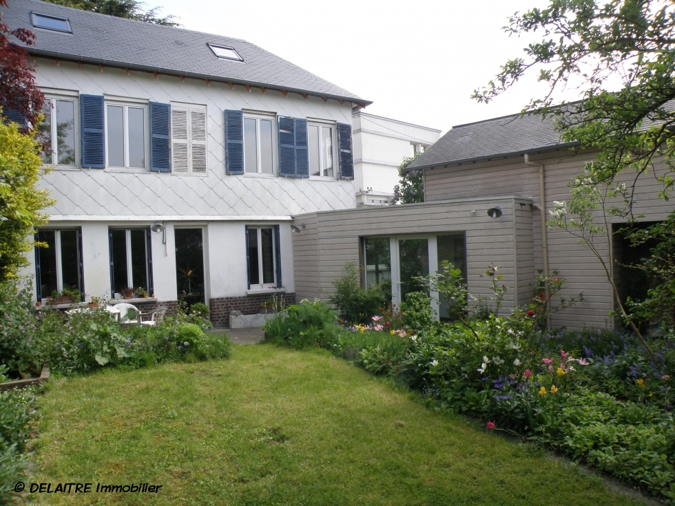 a vendre à MONT SAINT AIGNAN , PROX GARE  de rouen, cette  maison ancienne avec jardin et parking 2 voitures. sa surface est de 183m² comprenant  un grand séjour, un salon, une  cuisine, six  chambres, un bureau,une salle de bains et un  WC.  elle est à acheter au prix de 330 000 €uros. 