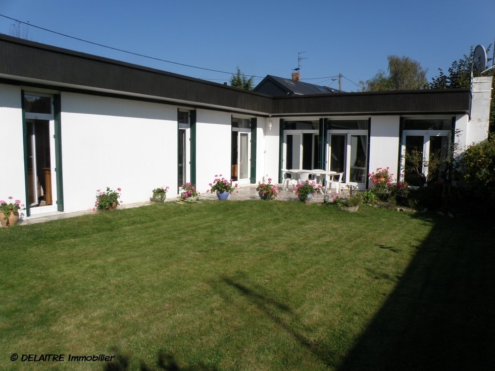 l'agence immobilière de Mont Saint Aignan village a une Maison de plein pied de 105m² habitables  à vendre .  il y a un  garage, un  jardin clos. vous trouverez aussi une Entrée,une  cuisine équipée, un grand séjour  avec une cheminée, trois  chambres,une  salle de bain ,une  salle de douche. elle est Plein sud .