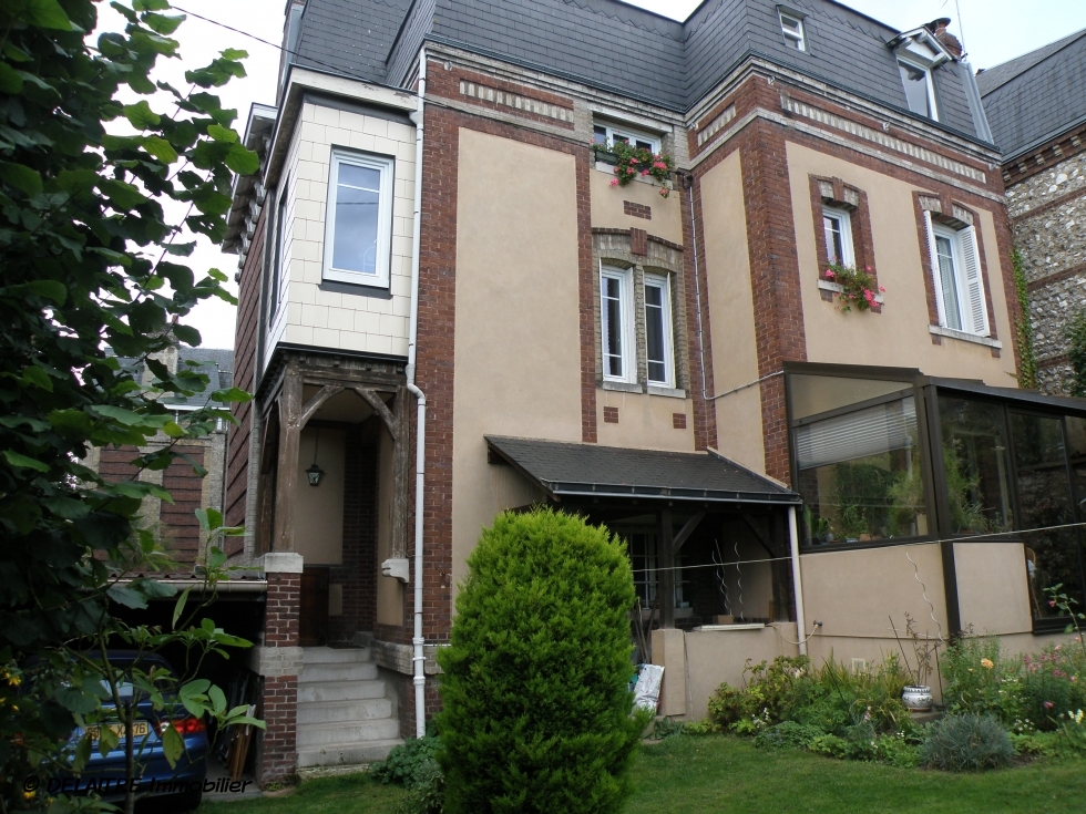 Situé à Rouen St Gervais, cette maison ancienne indépendante de 190m² avec stationnement et jardin est à vendre .   elle offre une Entrée, un séjour salon avec cheminée, une  cuisine, six chambres, une salle de bains, une salle de douches. Elle est Au calme,en  bon état.