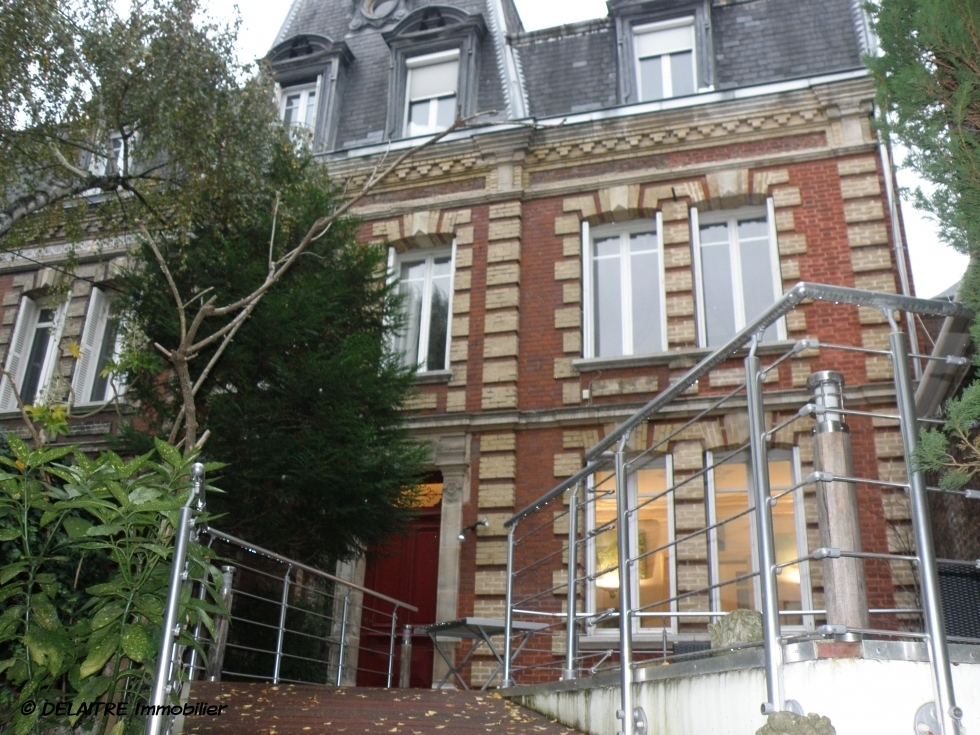 l'agence immobilihère de Rouen gare propose à vendre , une Maison ancienne  avec une  terrasse et  un garage.  Vous trouverez une Entrée, une cuisine équipée,un coin repas, un séjour et un  salon avec cheminée, cinq chambres, un bureau,une salle de douche, une salle de bain, trois wc. elle est Plein sud et  au calme.